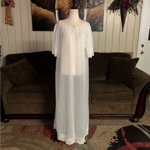 Henson Kickernick ~ Vintage (1960’s) ~ Women’s Size 36 ~ White Ivory Lace Robe
